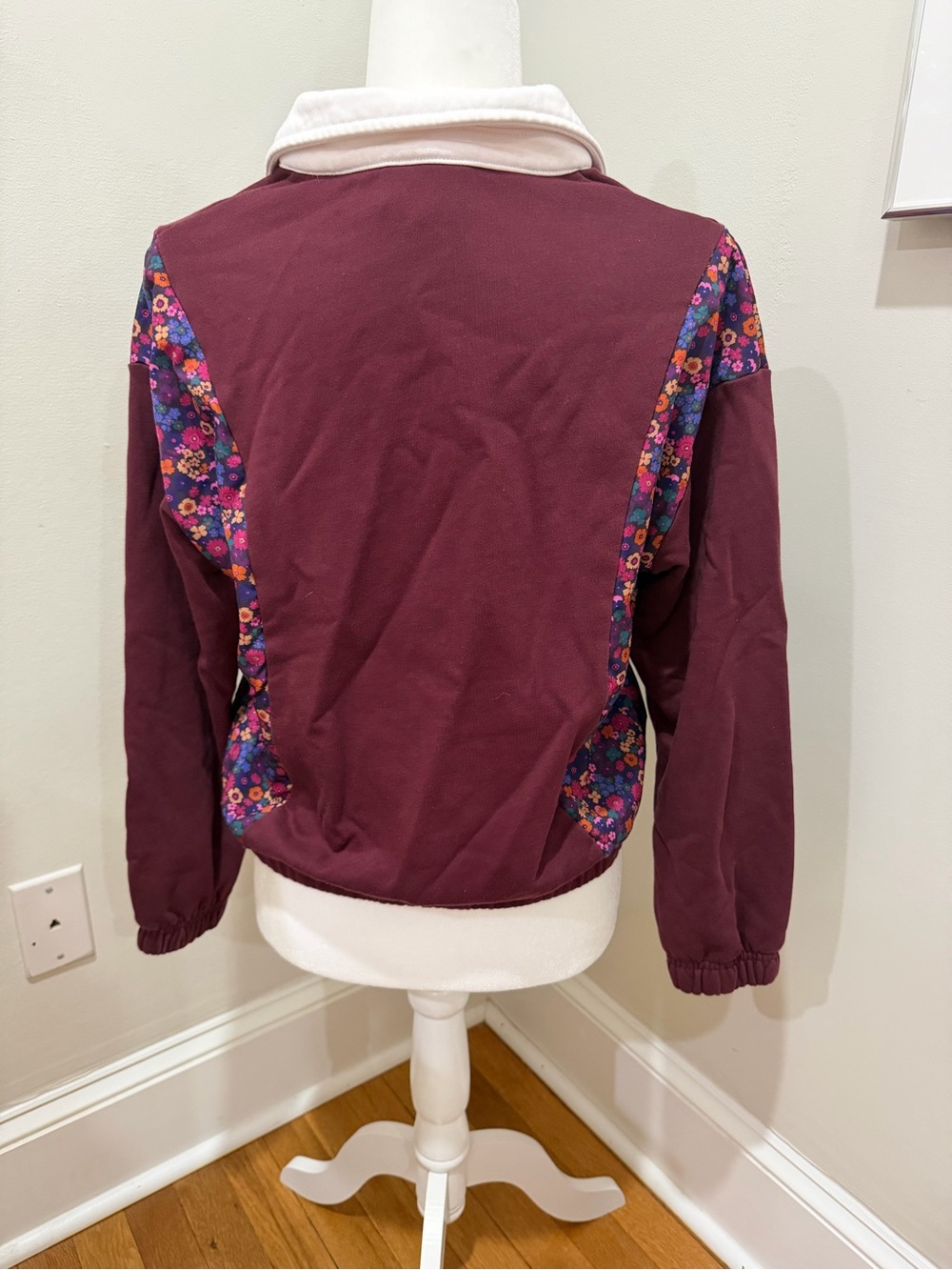 SSYS Women’s Burgundy V-Neck Pullover with Floral Trim and Contrast Collar - Picture 2 of 3